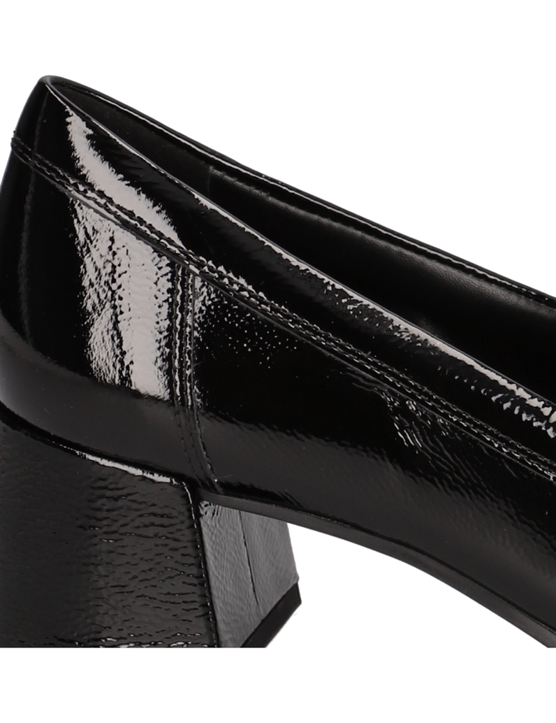 Högl-lakirano-usnje-salonarji