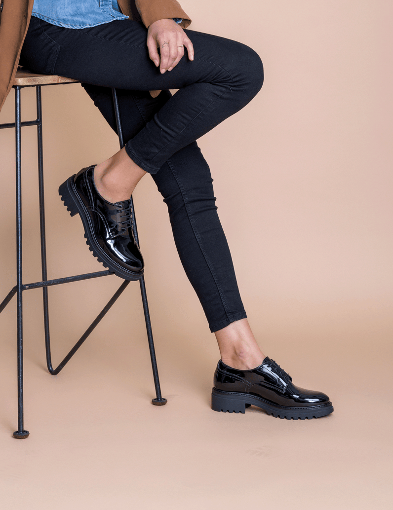 Pat-Calvin-lakovaná-syntetika-sportovní-polobo-černá