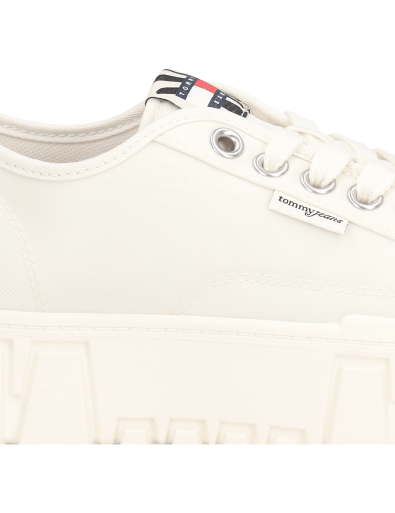Tommy-Jeans-superge-bela