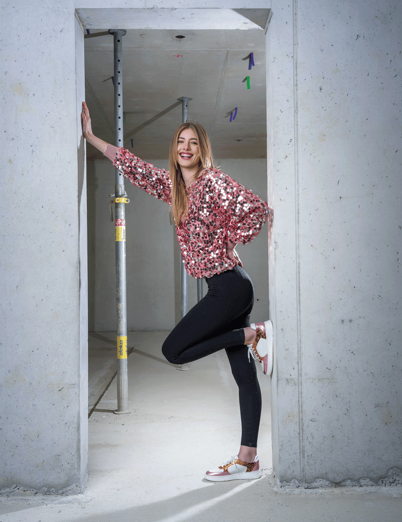 Kate-Gray-Sneaker-gold