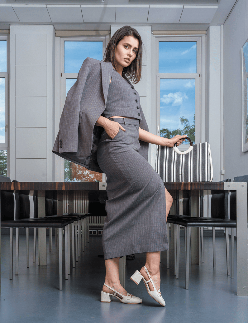 Lazzarini-tekstil-zadaj-odprti-salonarji-bež