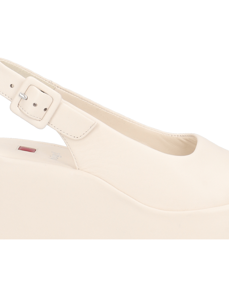 Högl-hladká-kůže-sandály-na-klínku-béžová