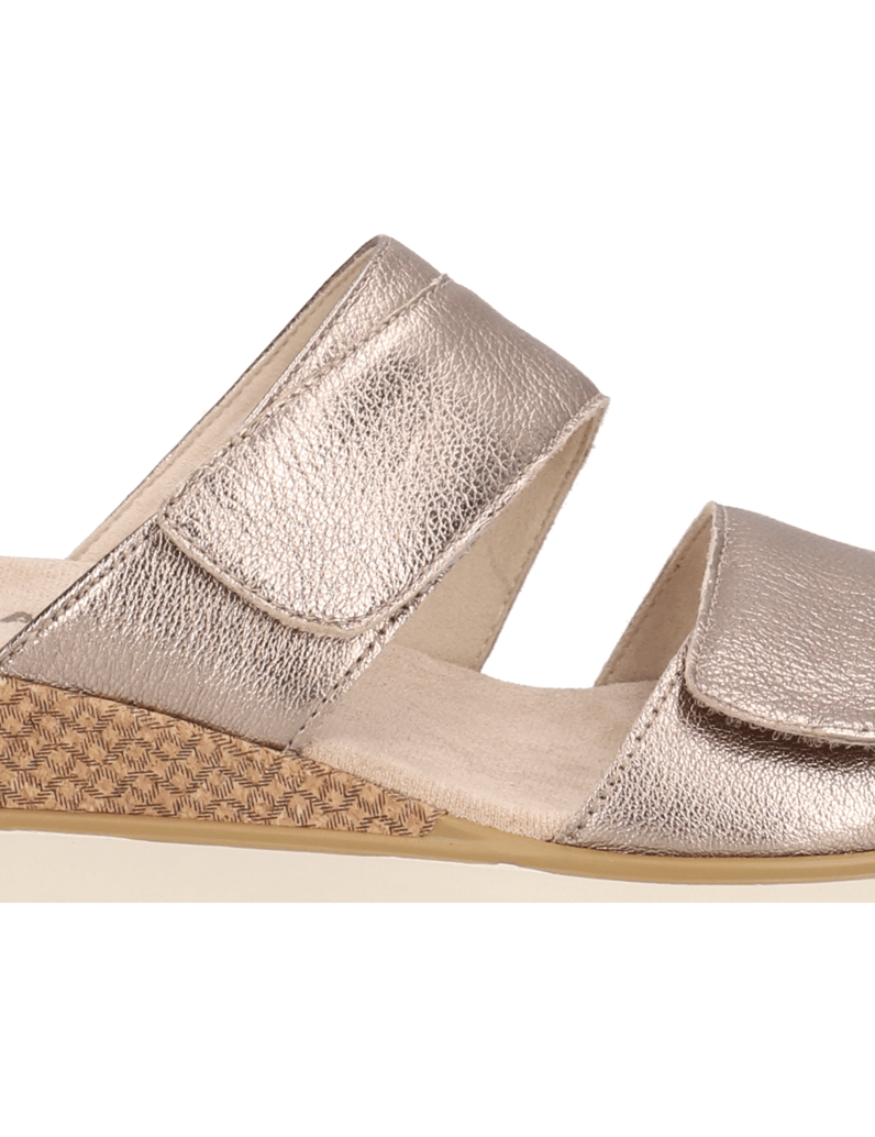 DELKA-hladká-kůže-pantofle-zlatá