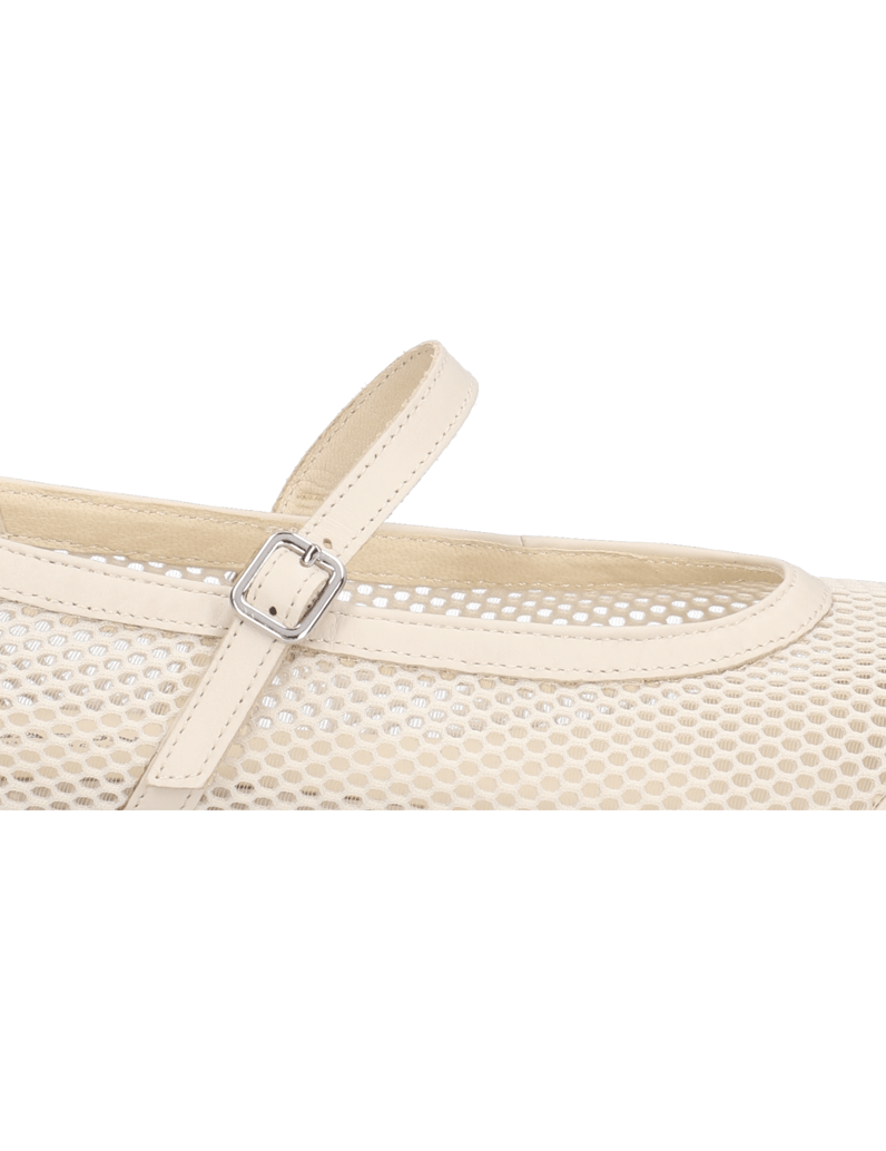 Vagabond-Delia-weiss