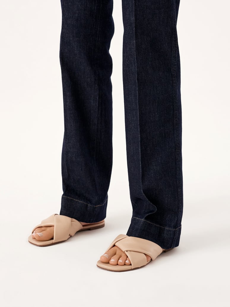 Kazar-Soft-leather-slides-on-a-flat-sole-čierna