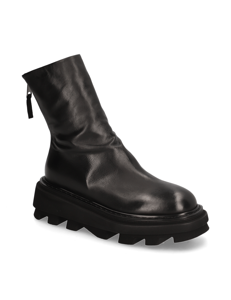 Elena-Iachi-Glattleder-Boot