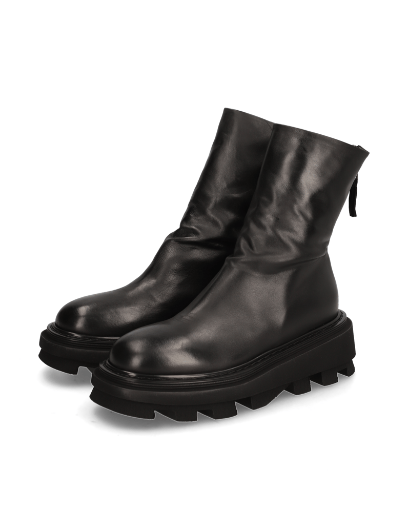 Elena-Iachi-Glattleder-Boot