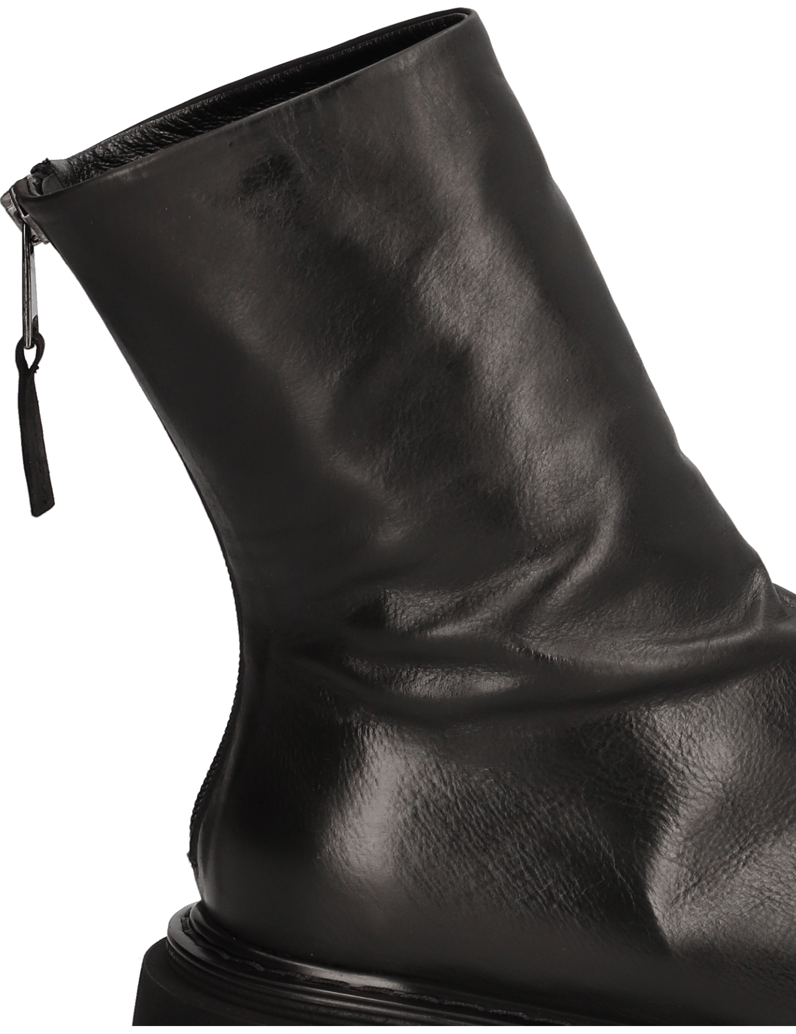 Elena-Iachi-Glattleder-Boot