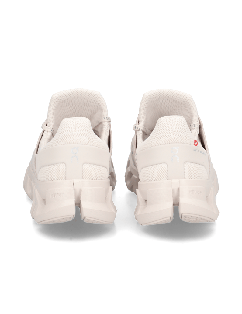 On-CLOUDSWIFT-4-AD-črna