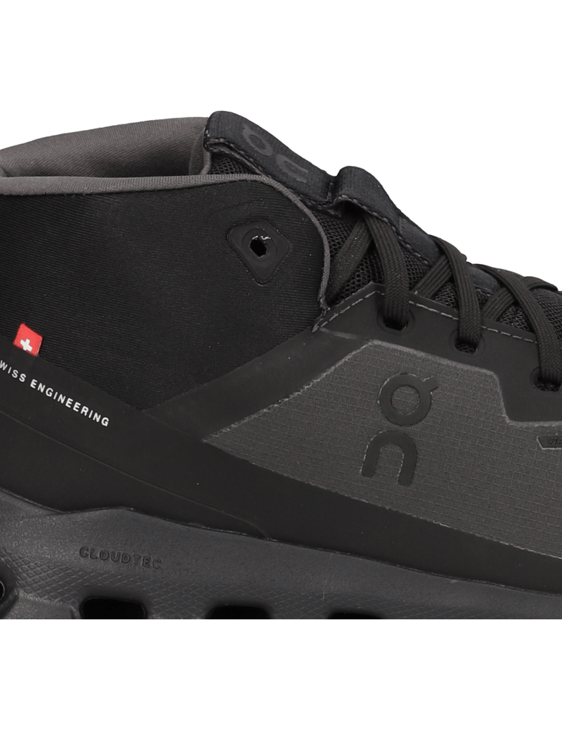 On-superge-srednje-višine-črna