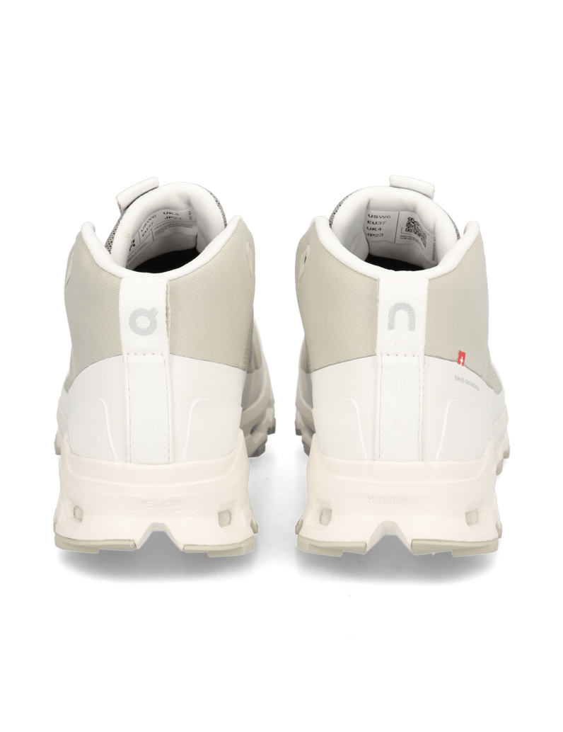 On-superge-srednje-višine-črna