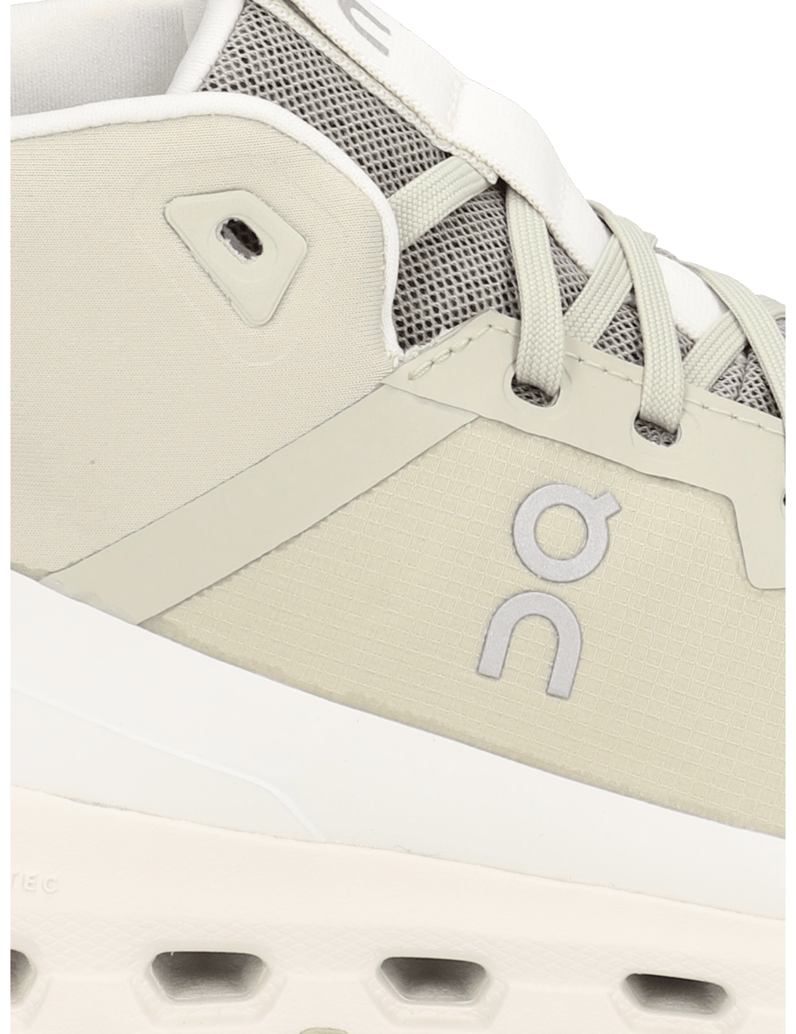 On-superge-srednje-višine-črna