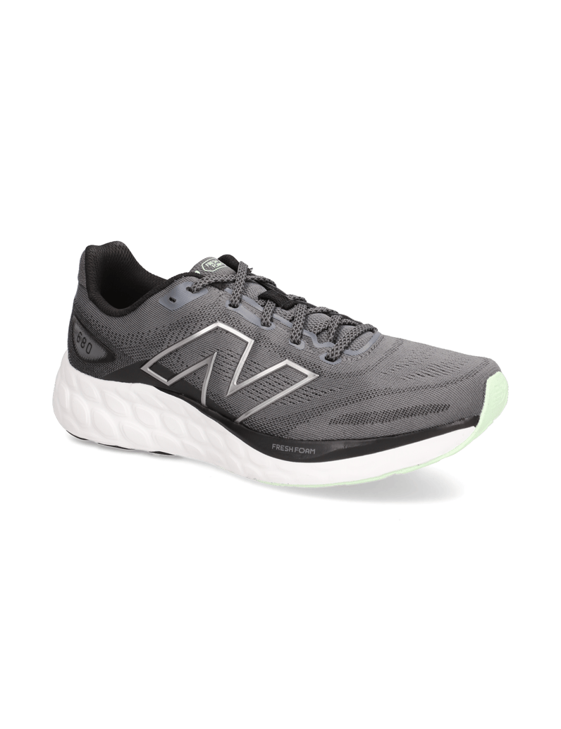New-Balance-Fresh-Foam-680-v8-schwarz