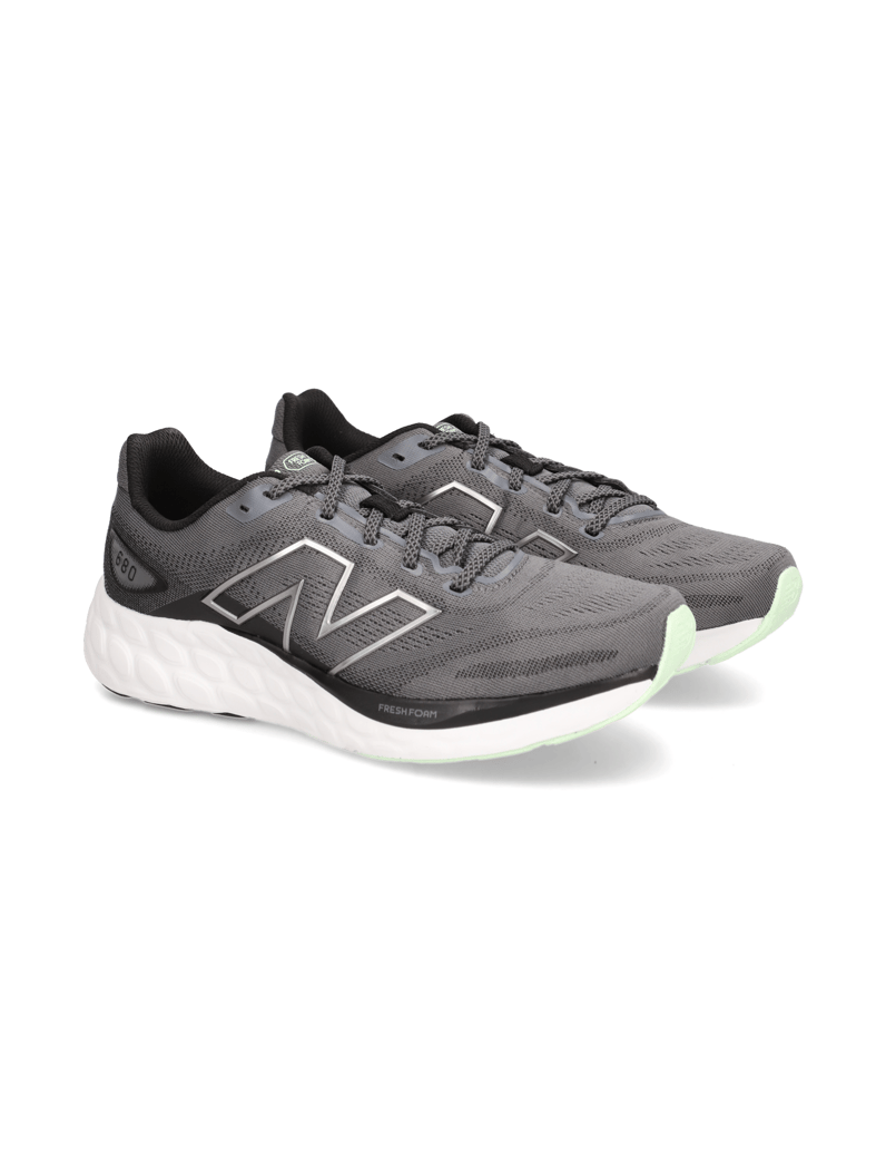 New-Balance-Fresh-Foam-680-v8-schwarz