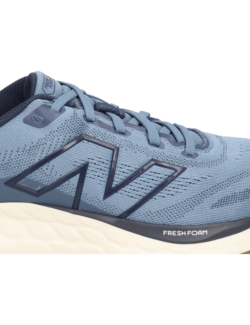New-Balance-Fresh-Foam-680-v8-schwarz
