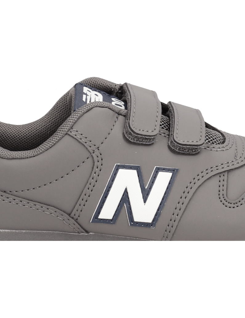 New-Balance-PV500BA1-grau