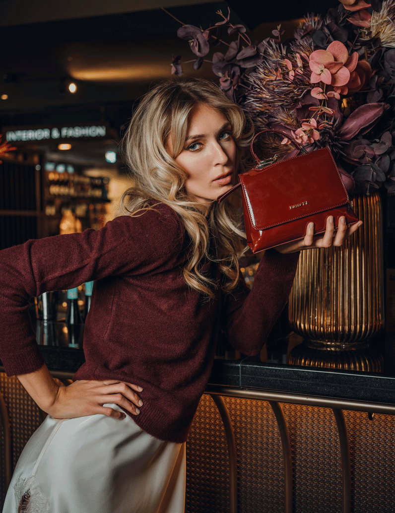 Lazzarini-lakovaná-syntetika-malá-taška-čierna