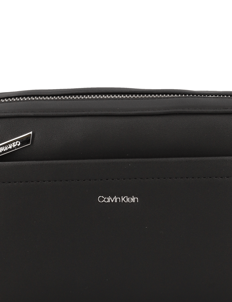 Calvin-Klein-taška-přes-rameno-bílá