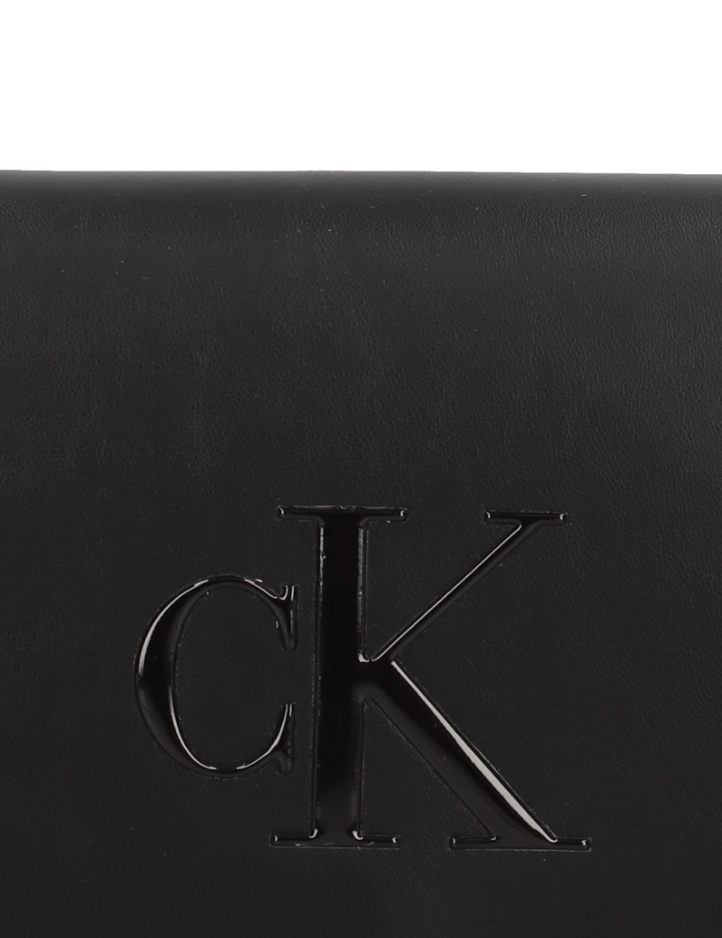 Calvin-Klein-RAISED-CK-SADDLE-CROSSBODY-schwarz
