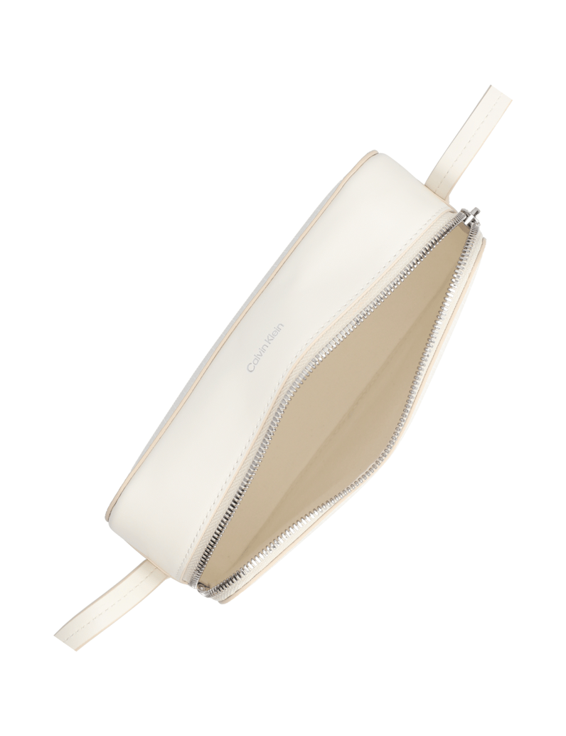 Calvin-Klein-EMBLEM-AOP-ELONGATED-CAMERA-BAG-weiss