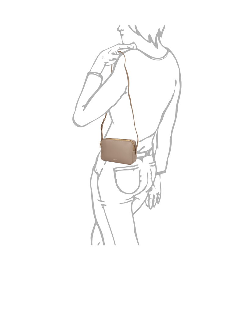 Calvin-Klein-FOIL-LOGO-ELONGATED-CAMERA-BAG-hnědá