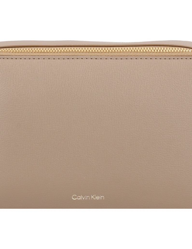 Calvin-Klein-FOIL-LOGO-ELONGATED-CAMERA-BAG-hnědá
