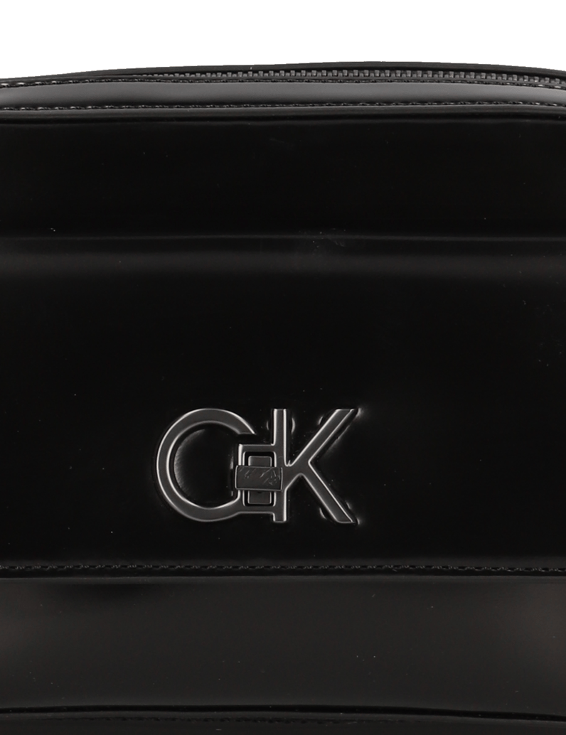 Calvin-Klein-RE-LOCK-CAMERA-BAG_SHINY-schwarz