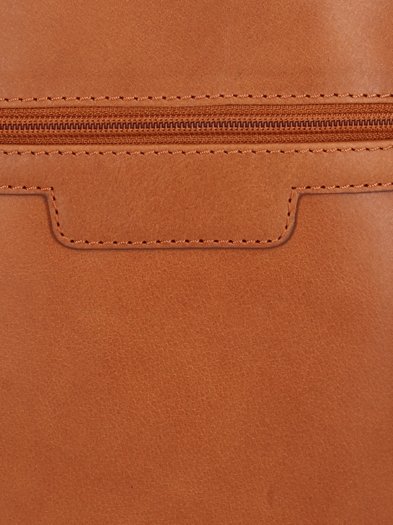 Pat-Calvin-gladko-usnje-torbica-čez-ramo