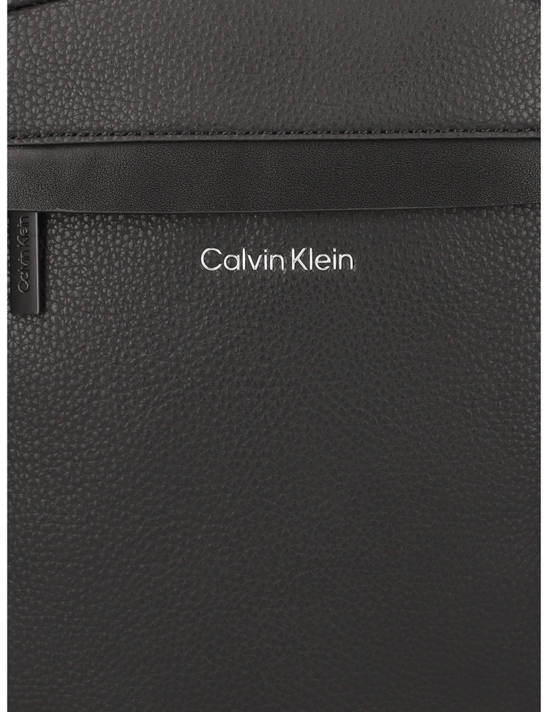 Calvin-Klein-taška-přes-rameno-černá