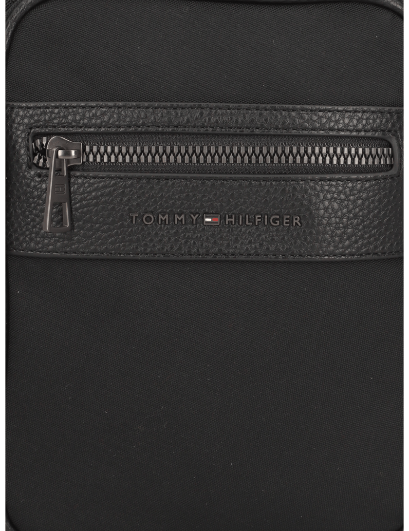 Tommy-Hilfiger-TH-REPREVE-MINI-REPORTER-črna