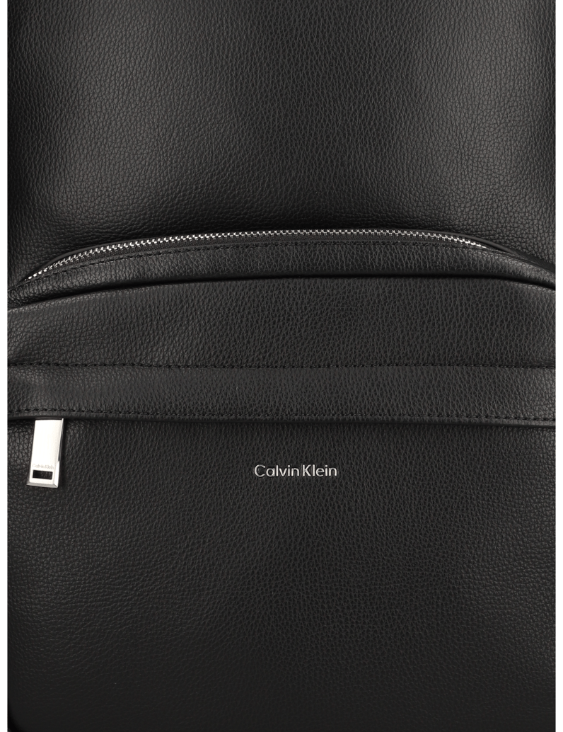 Calvin-Klein-RAISED-ROUND-BACKPACK-černá