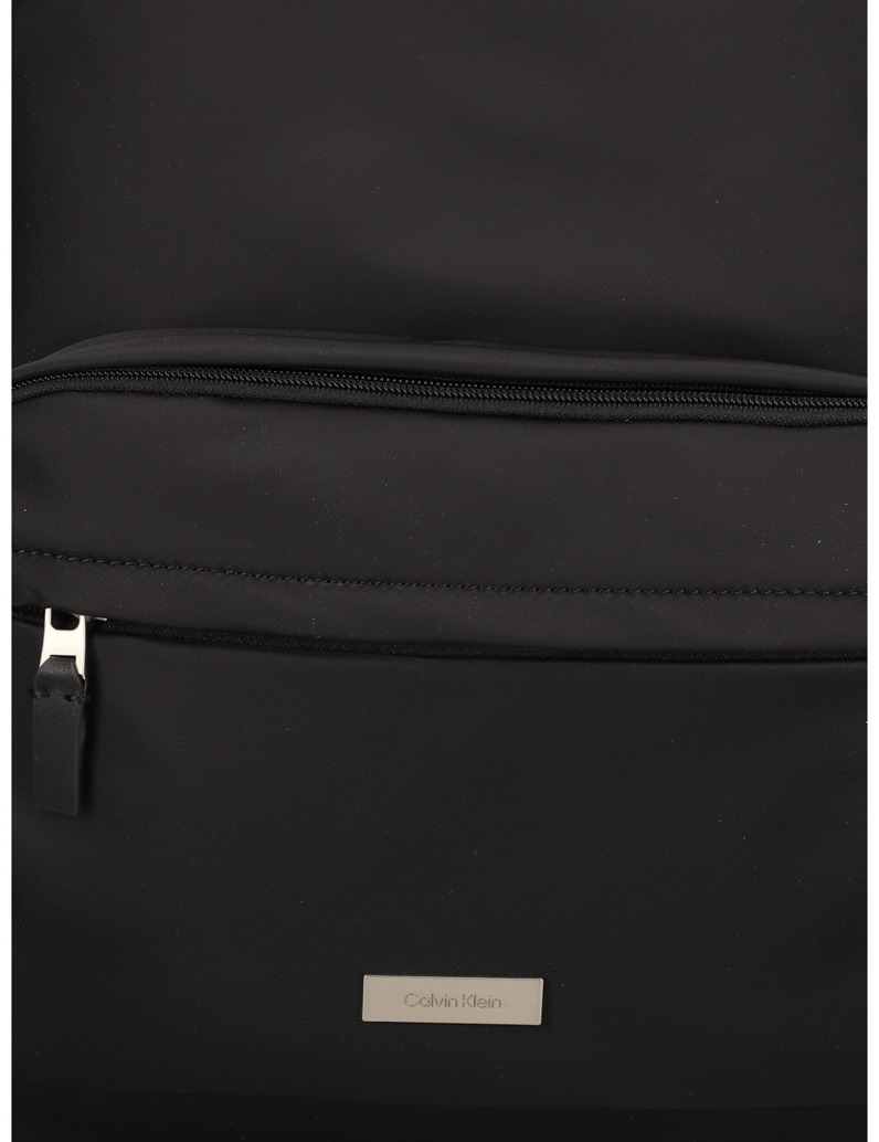 Calvin-Klein-SLEEK-ROUND-BACKPACK-čierna
