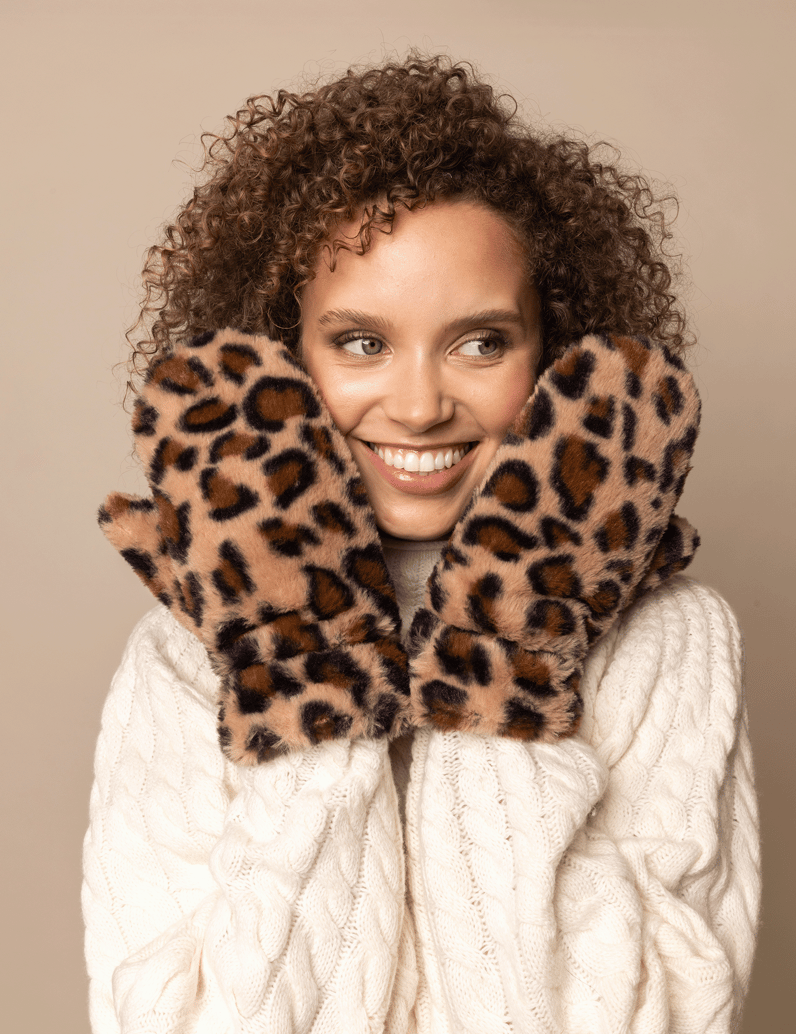 Kate-Gray-FÄUSTLINGE-WEBPELZ-čierna