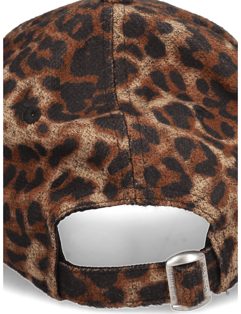 NEW-ERA-WMNS-COSY-LEOPARD-9FORTY-NY-YANKEES-rjava