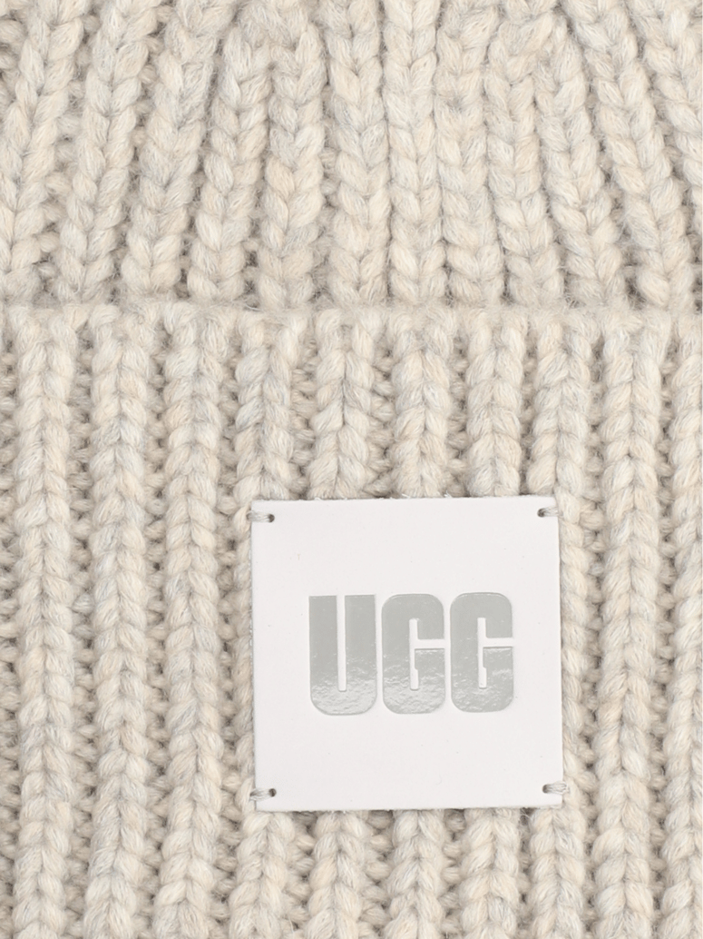 UGG-W-CHUNKY-RIB-BEANIE-šedá