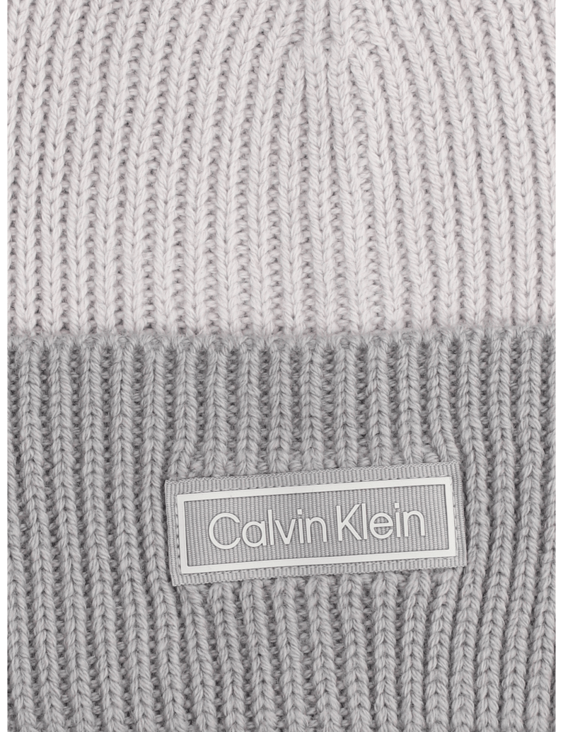 Calvin-Klein-PATCH-WOOL-CHUNKY-RIB-BEANIE-šedá