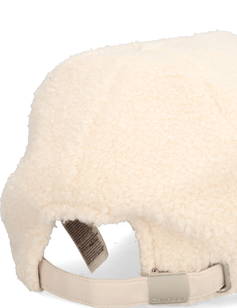 Calvin-Klein-BOUCLE-w-PATCH-CAP-schwarz