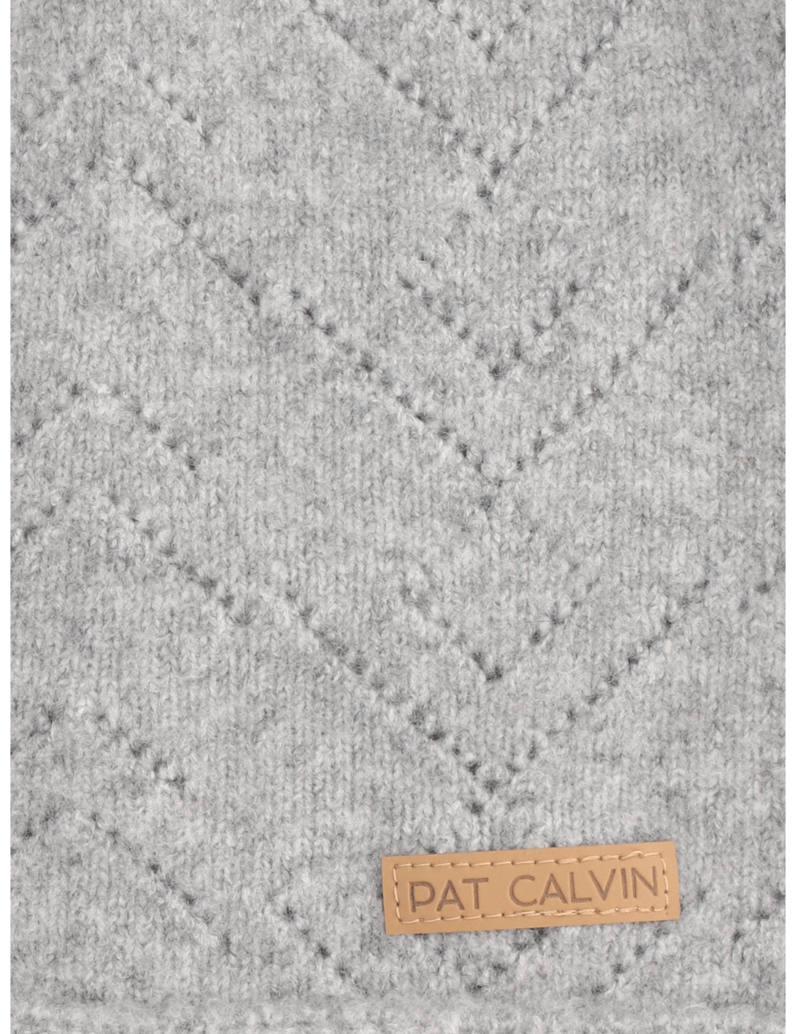 Pat-Calvin-MÜTZE-MIT--LOCHSTICKEREI-grau