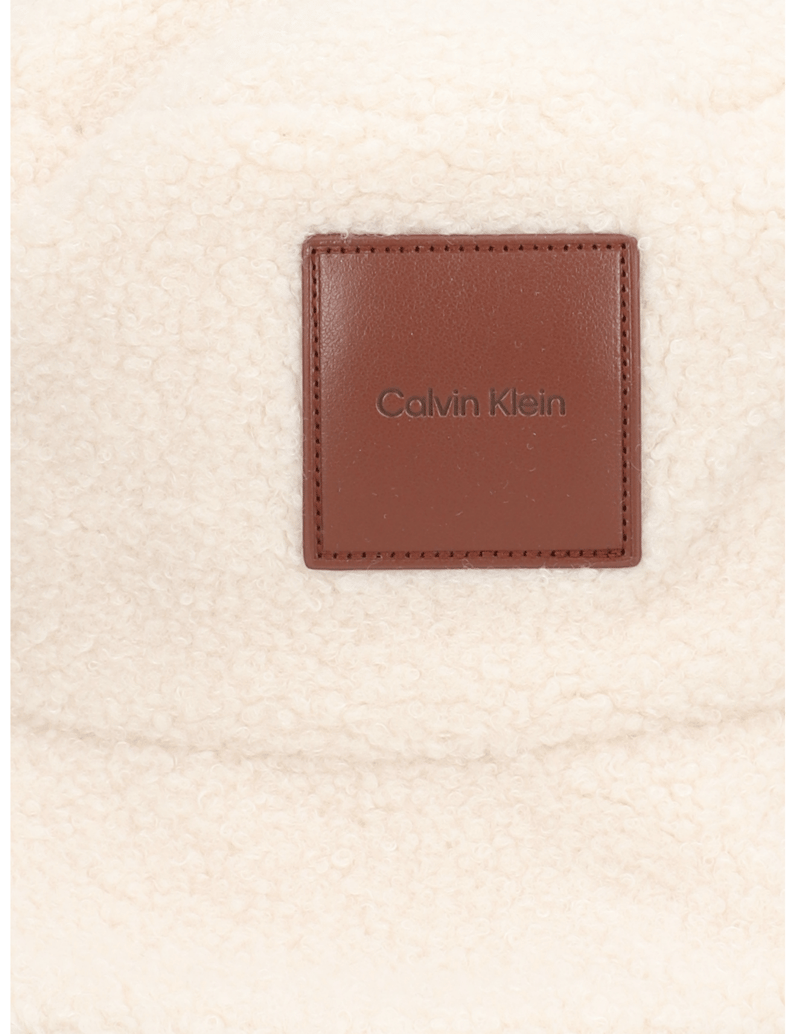 Calvin-Klein-ALL-OVER-SHERPA-W/-PATCHBUCKET-bež