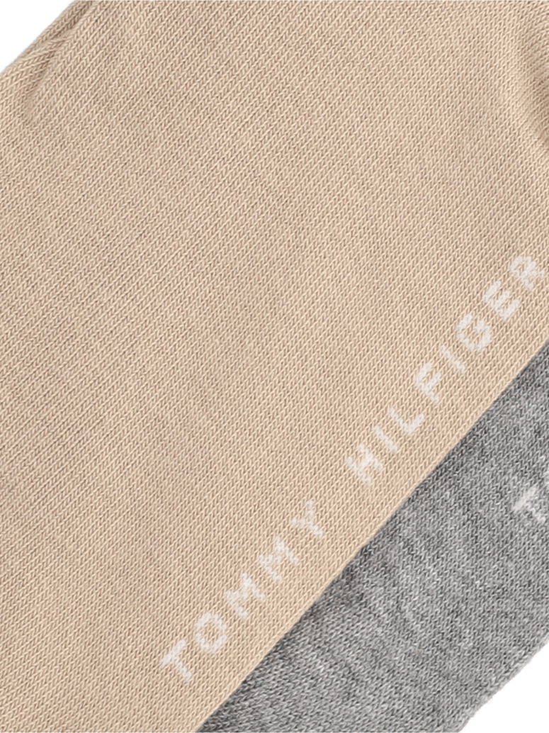 Tommy-Hilfiger-Quarter