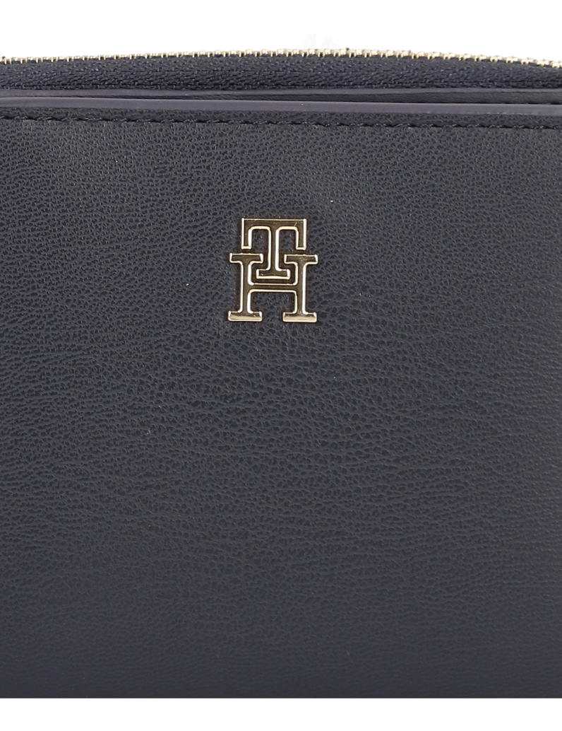 Tommy-Hilfiger-TH-ICON-MED-ZA-FLAP-modrá