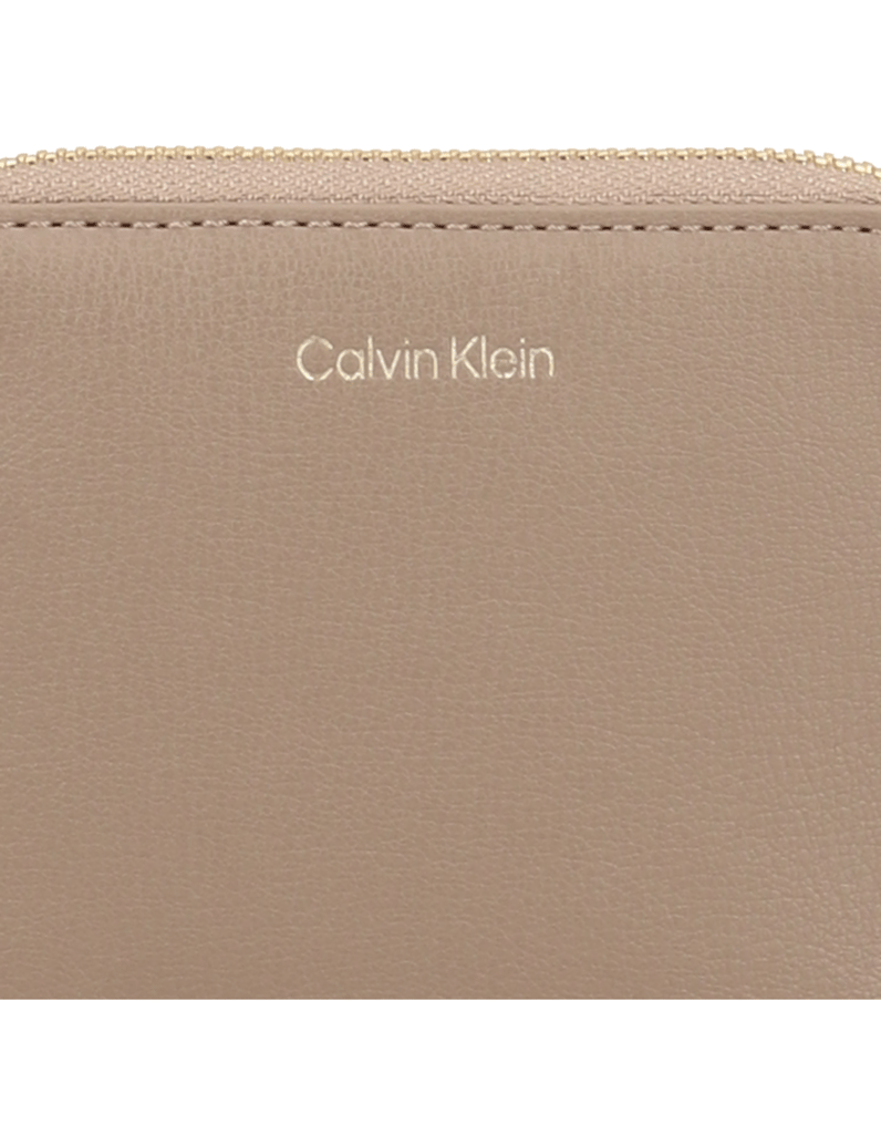 Calvin-Klein-FOIL-LOGO-SQUARE-ZIP-AROUND-hnedá