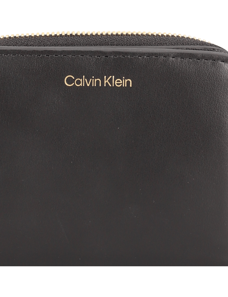 Calvin-Klein-CK-MEDIUM-FLAP-ZIPAROUND-črna