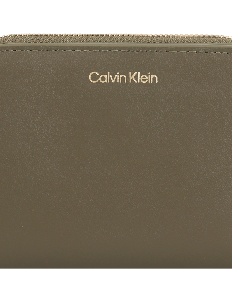 Calvin-Klein-CK-MEDIUM-FLAP-ZIPAROUND-črna