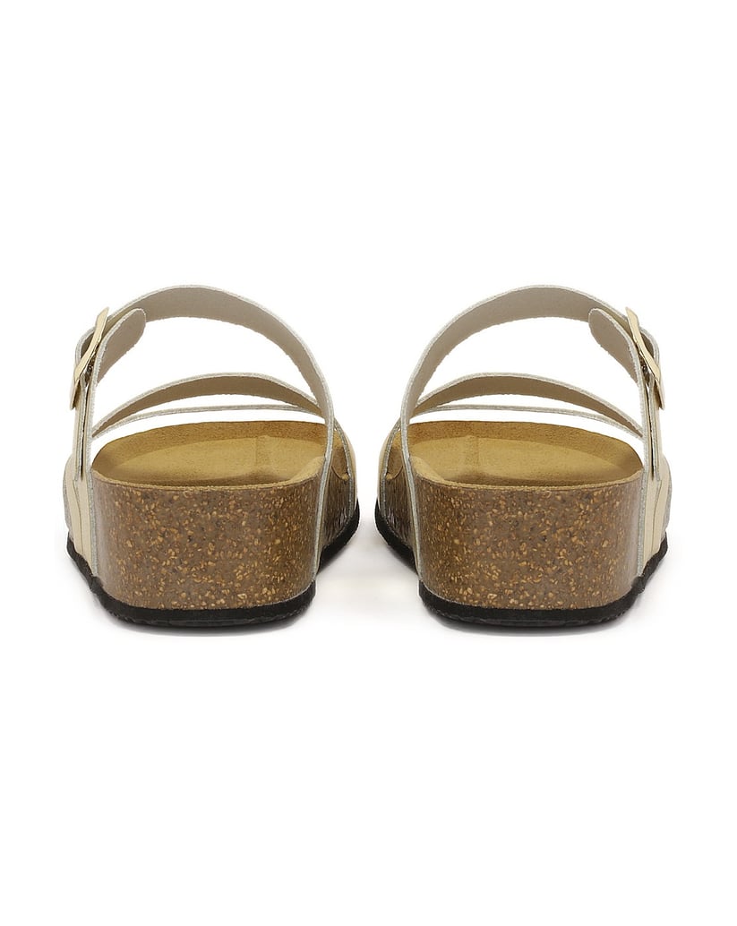Kazar-Goldene-Pantoletten-auf-einem-Keilabsatz
