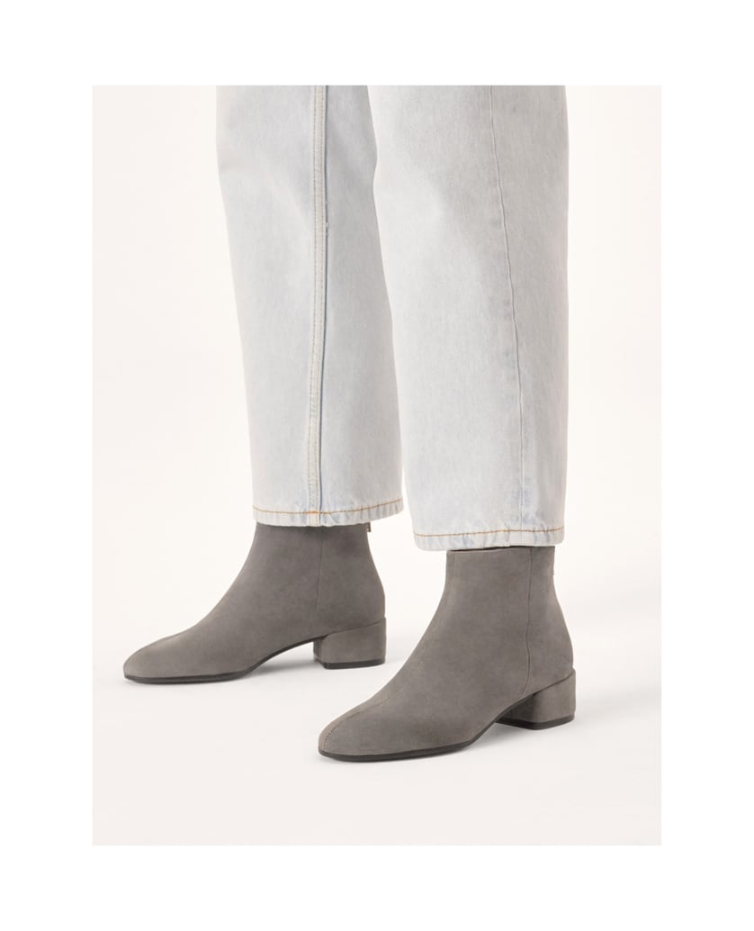 Kazar-Wildlederstiefel-an-einem-niedrigen-Pfos