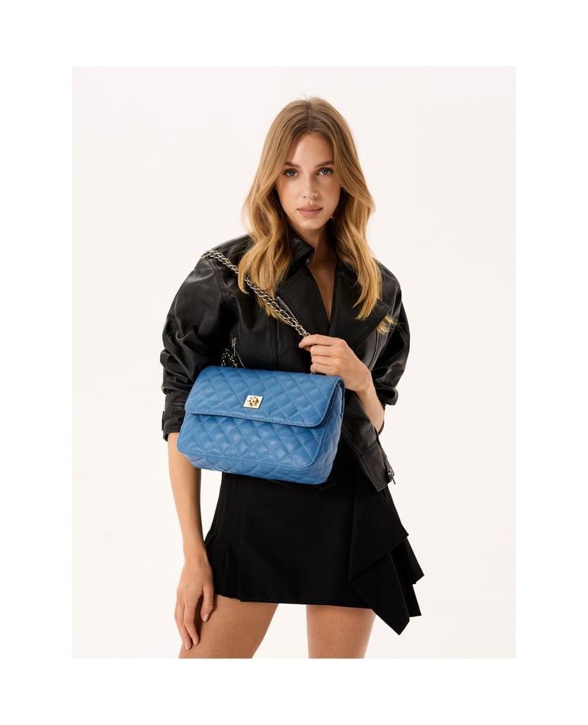 Kazar-Blaue-Ledertasche-mit-Steppung-und-Kette