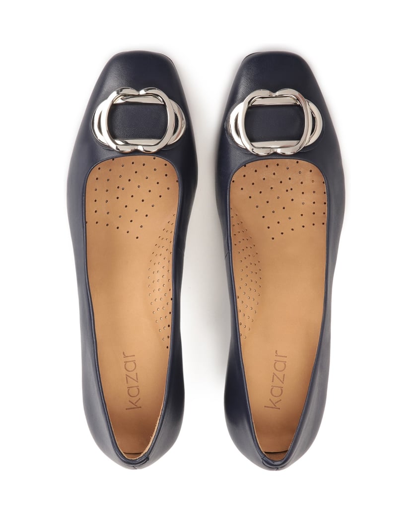 Kazar-Navy-blue-leather-pumps-with-metal-embellishments-tmavě-modrá