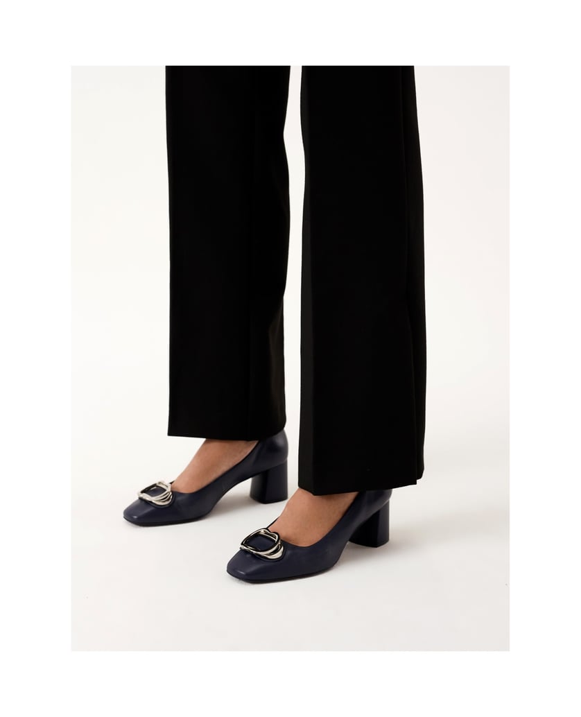 Kazar-Navy-blue-leather-pumps-with-metal-embellishments-tmavě-modrá