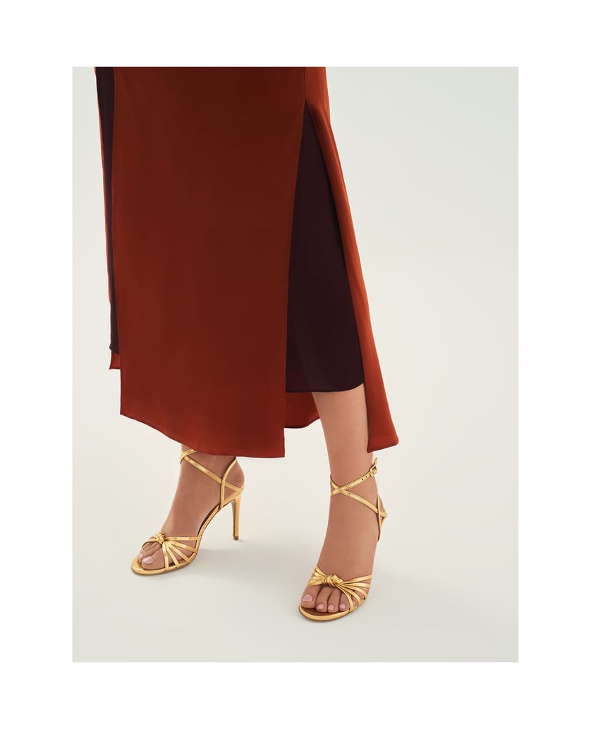 Kazar-Elegante-goldene-Sandalen-mit-schrägen-R-gold